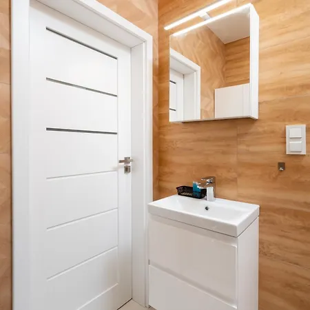 Fabryczna Deluxe By Bookinghost *