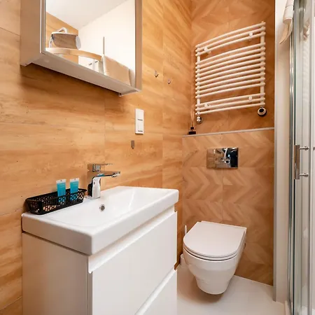 Fabryczna Deluxe By Bookinghost