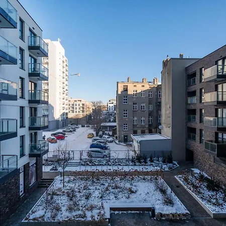 Fabryczna Deluxe By Bookinghost