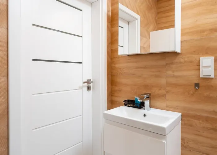 Fabryczna Deluxe By Bookinghost *